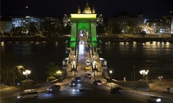 The chain Bridge in Budapest illuminated in Brazilian colors | Szilárd Koszticsák / MTI