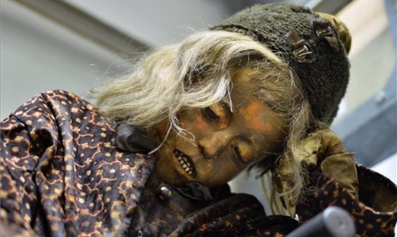 The 150-year-old mummy of a young boy now on exhibition in Budapest | Zoltán Máthé / MTI