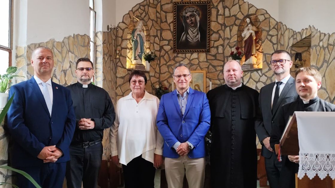 Ambassador Alván (pictured in the middle )with his hosts in Alsórajk l Photo by the Embassy of Peru