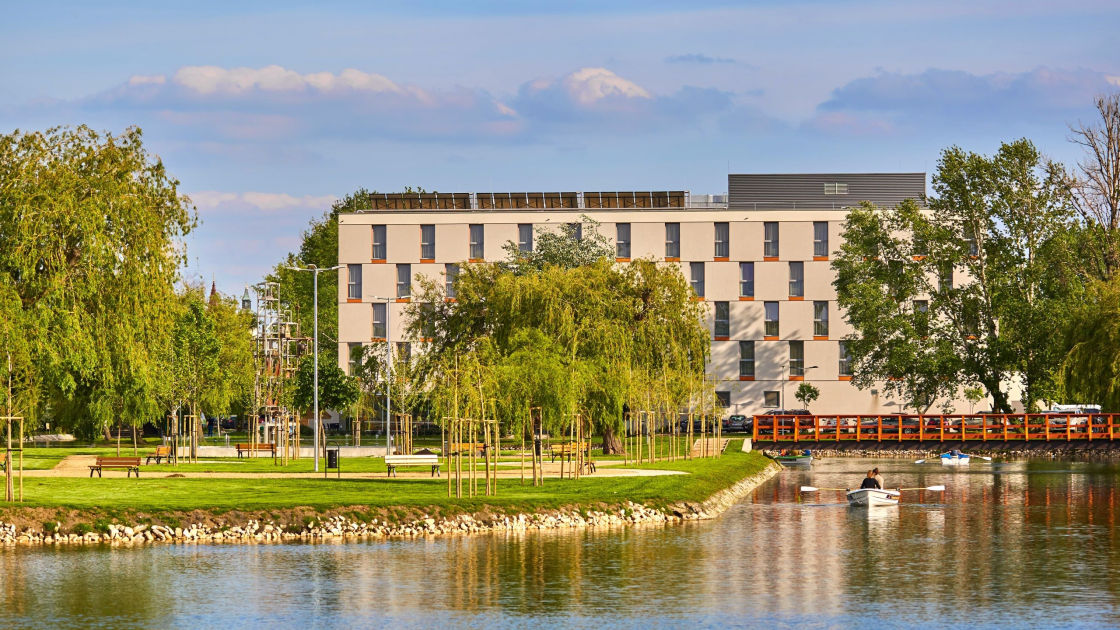 Best Western Plus Lakeside Hotel by Photo by Wing