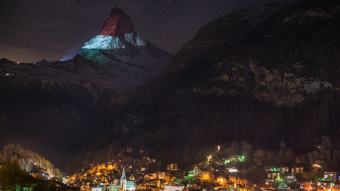 Hungarian flag projected at the Matterhorn