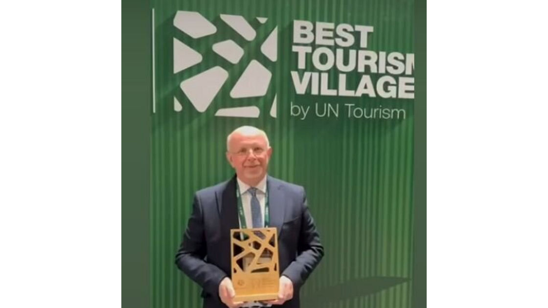 Mórahalom mayor Zoltán Nógrádi with the 'Best Tourism Villages' award l Photo by morahalom.hu