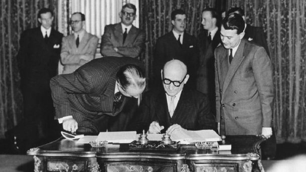 Signature of the Paris Treaty creating the ECSC - CECA on April 18, 1951