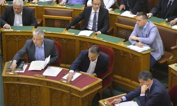 Top Fidesz leaders (with PM Viktor Orbán in the middle of the first row) vote for another special tax - this time on advertising revenues | Zoltán Máthé / MTI