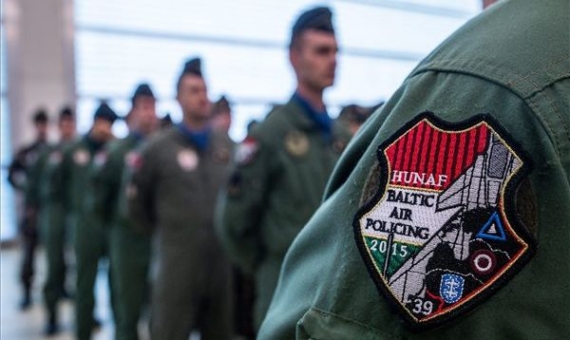 Reception for returning Hungarian air force personnel from the Baltic region | Sándor Ujvári / MTI