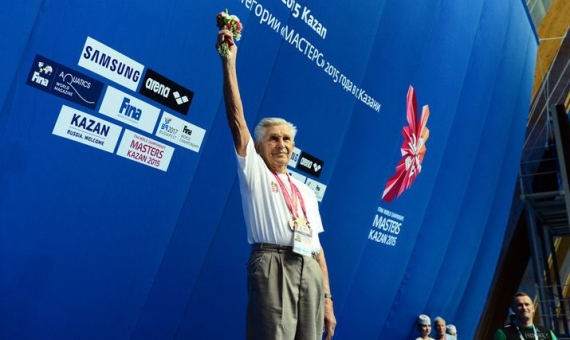 95-year-old Hungarian swimmer Béla Bánki Horváth on the podium in Kazan | http://masters.kazan2015.com/