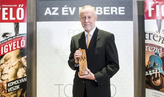 Gedeon Richter CEO Erik Bogsch with the Figyelõ Man of the Year award | János Marjai / MTI