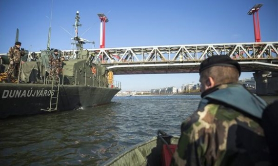 Bomb disposal ship at Budapest's Rákóczi Bridge | Balázs Mohai / MTI