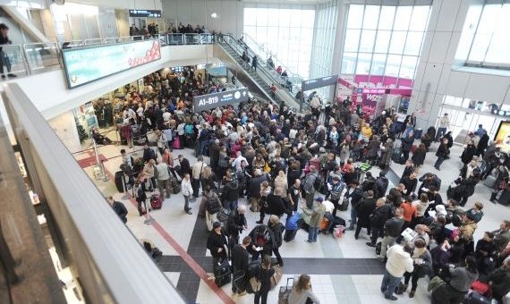Crowds waiting after the annoucement of the closure of the airport | Zoltán Mihádák / MTI
