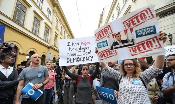 People forming a chain of protest around CEU building in Budapest | Zoltán Balogh / MTI