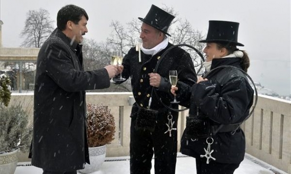 Chimney sweepers wish Happy New Year to Hungarian President | Zoltán Máthé / MTI