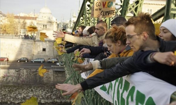 Participants of the Climate March Budapest demonstration throw leaves into the Danube from Szabadság Bridge | Zoltán Balogh / MTI