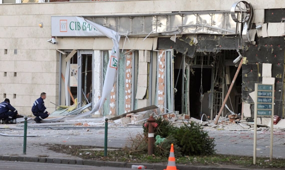 The demolished facade of a bank office after the explosion in Budapest | Zoltán Mihádák/MTI