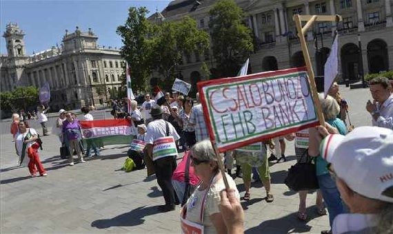 FX loan debtors protest in front of Hungarian Parliament | Szilárd Koszticsák / MTI
