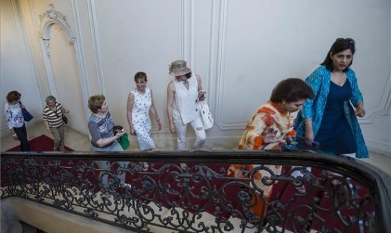 Diplomatic spouses in the Festetics Palace in Keszthely | Boglárka Balogh/MTI