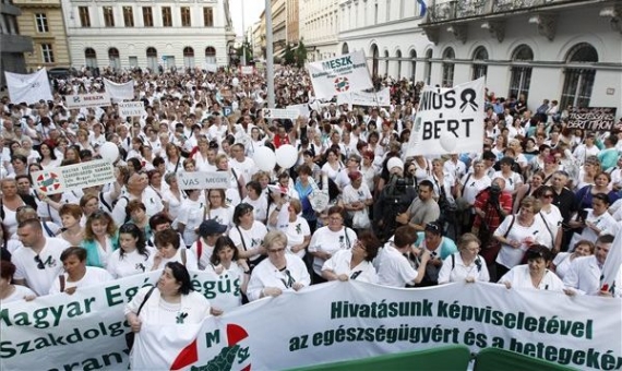 Healthcare workers demonstrate for fair wage in Budapest | Zsolt Szigetváry / MTI