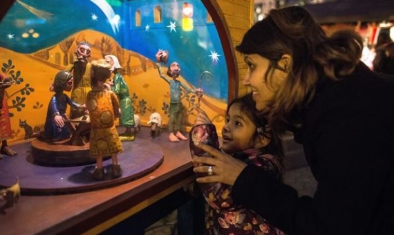 A mother from India with her daughter in a downtown Christmas fair in Budapest | Bea Kallos / MTI
