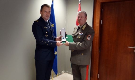 General Benkõ hands over Hungarian medal to General de Rousiers | kormany.hu