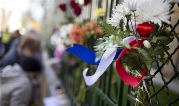 Flowers and candles at the French Embassy in Budapest | Balázs Mohai / MTI