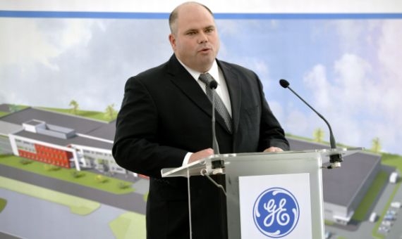 General Electric's Dave Cox in Fót