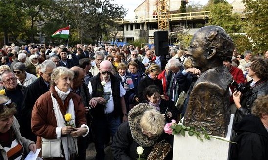 Crowd at the inauguration of the bust of Árpád Göncz | Szilárd Koszticsák /MTI