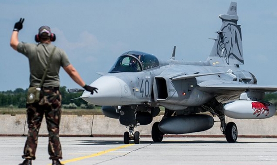 A Gripen fighter plane returns to the Kecskemét NATO Air Base | honvedelem.hu