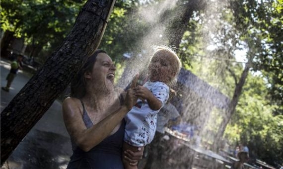 Some refreshment in Budapest's City Park to withstand the heat | Bea Kallos / MTI