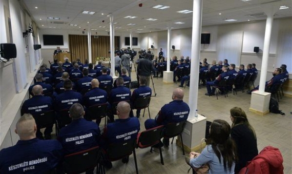 Hungarian police officers meeting before being sent to Slovenia | Zoltán Máthé / MTI