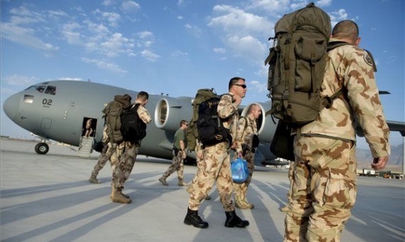 Hungarian soldiers arrive at the military airport of Mazar-i-Sharif | Szilárd Koszticsák / MTI