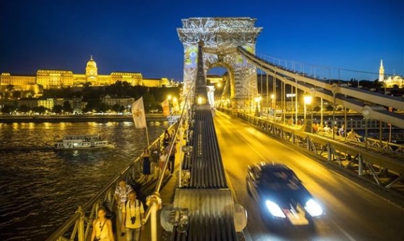 Chain Bridge in Budapest lit for International Yoga Day | Balázs Mohai/MTI