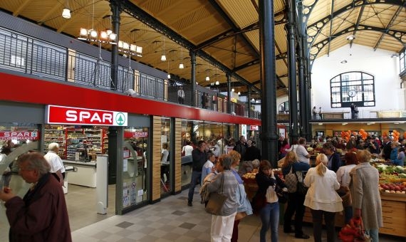 Certain stores were exempt from the shopping ban - like this one as it is located in a market hall | Spar Hungary