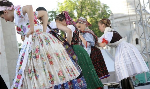 Hungarian State Folk Ensemle in the Buda Castle at the 'Day of National Unity' | Zoltán Máthé / MTI