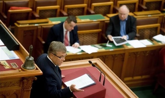 National Bank governor György Matolcsy speaks in Hunggarian Parliament | Szilárd Koszticsák / MTI