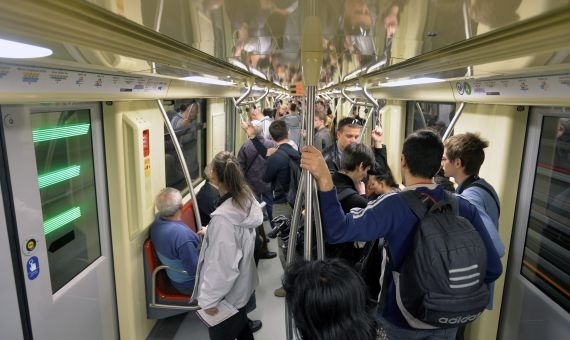 Some of the first passengers on the new underground line in Budapest | Csaba Máthé / MTI