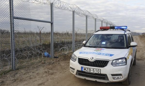 Police car at the border fence damaged by illegal migrants | Zoltán Gergely Kelemen / MTI