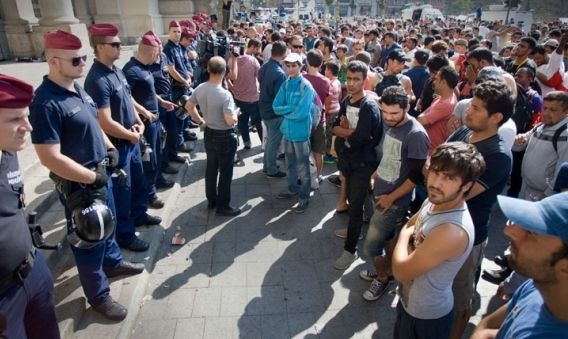 Illegal migrants and police at Budapest's Keleti railway station | Dávid Harangozó