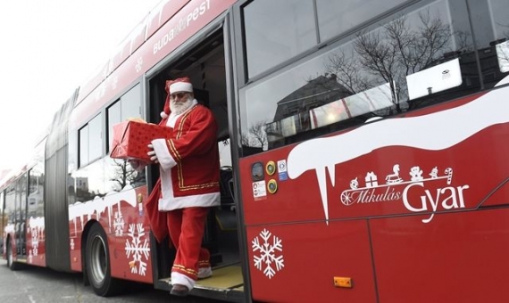 Santa's trolleybus in Budapest | karacsonyszeretlek.hu
