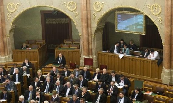 Governing parties pass the law in Hungarian Parliament | Szilárd Koszticsák / MTI
