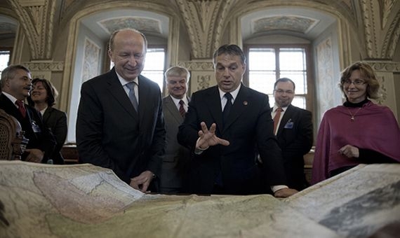 Hungarian PM Orbán (on the left) with host Andrius Kubilius in Vilnius | MTI_BalazsGlodi