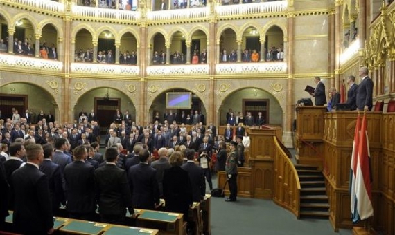 Hungarian MPs take their oath at parliament's inaugural session | Attila Kovács /MTI