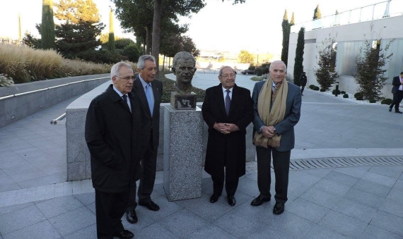 Former Real Madrid teammates at Ferenc Puskás' bust in Valdedeblas (Real Madrid's training center)