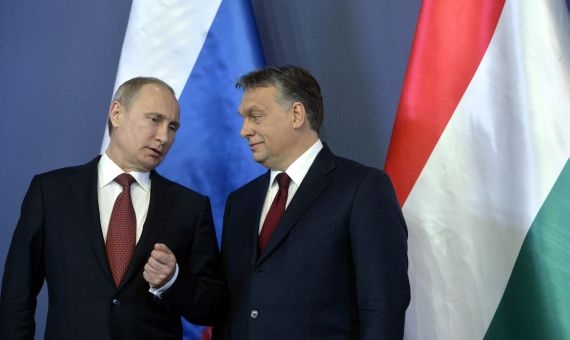 Vladimir Putin and Viktor Orbán in agreement | Szilárd Koszticsák / MTI