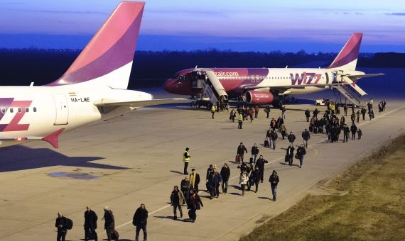 Passangers leave Wizzair planes at Debrecen airport after flights were diverted there due to electric problems at Budapest Airport | Zsolt Czeglédi / MTI