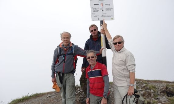 Ambassador Scheltema and mountain climbing his friends on Negoiu summit | Dutch Embassy