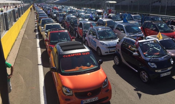 A multitude of smart cars at the Hungaroring | facebook/smarttimes