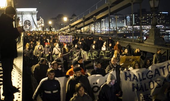 Marching students in Budapest in protest of tuition fees | Balázs Mohai / MTI