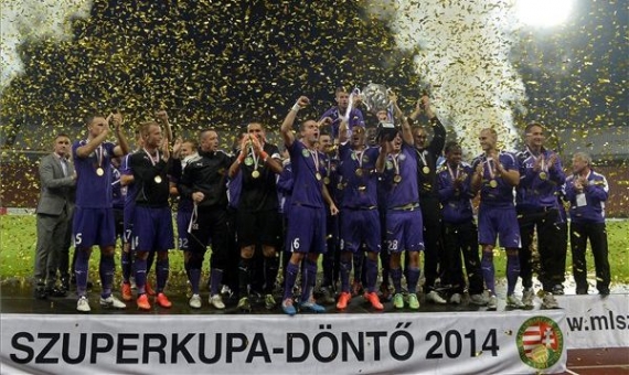 Újpest players celebrating their 2014 Super Cup victory in Budapest | Tibor Illyés / MTI