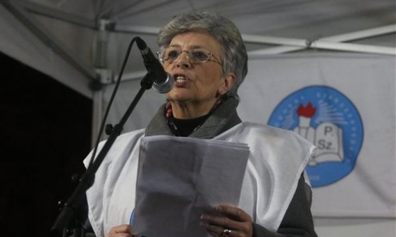 Union leader Piroska Galló speaking in Miskolc protest | János Vajda / MTI