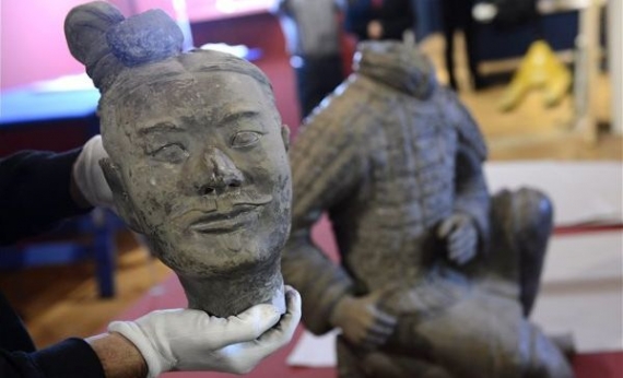 Terracotta soldiers being unpacked in Budapest | Tamás Kovács / MTI