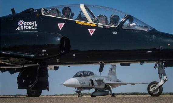 A Hawk jet training aircraft of the British Royal Air Force and a JAS 39 Gripen fighter plane of the Hungarian Air Force at the Carpathian Hawk exercise at the Kecskemét airbase in Hungary | Sándor Újvári /MTI